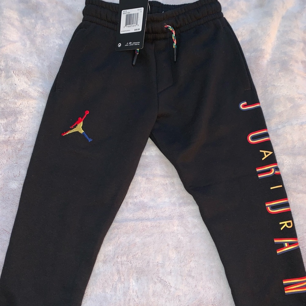 Jordan joggers in size 5 preschool. Feel free to ask for more pictures/questions